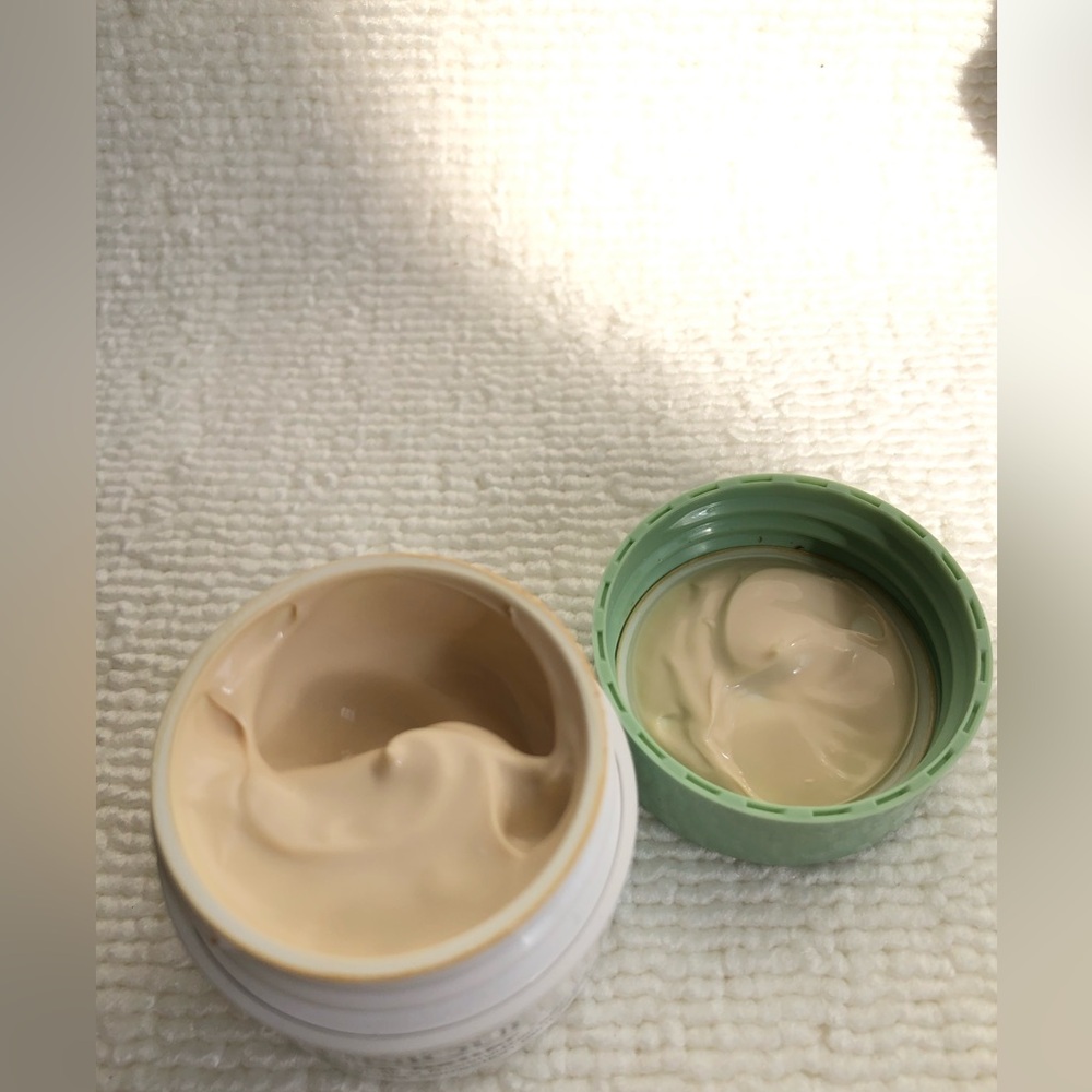 Clinique Even Better Skin Tone Correcting Moisturizer SPF 20 .5 Oz./15 ml - Picture 4 of 4